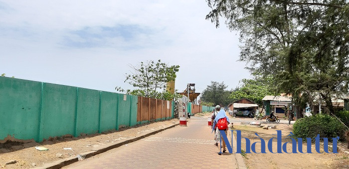 Theo quy hoạch ban đầu, dự án có tổng diện tích 600 ha, trong đó 400 ha là đất xây dựng công trình du lịch và khu dân cư cao cấp; 200 ha là bãi biển nội bộ, với tổng mức đầu tư lên đến 1,5 tỉ USD. Ảnh: Chu Ký