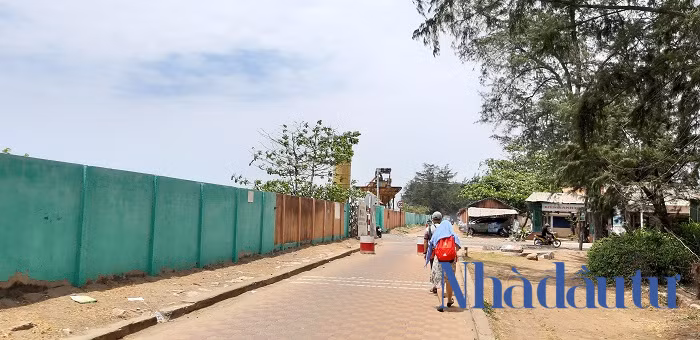 Theo quy hoạch ban đầu, dự án có tổng diện tích 600 ha, trong đó 400 ha là đất xây dựng công trình du lịch và khu dân cư cao cấp; 200 ha là bãi biển nội bộ, với tổng mức đầu tư lên đến 1,5 tỉ USD. Ảnh: Chu Ký