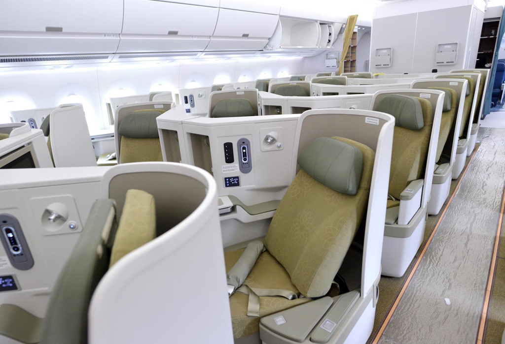 Dòng máy bay Airbus A350-900 có thiết kế không gian rộng rãi, độ ẩm và áp suất trong cabin cao, các cửa sổ rộng cao hơn tàu bay thông thường. Ảnh: Zing.