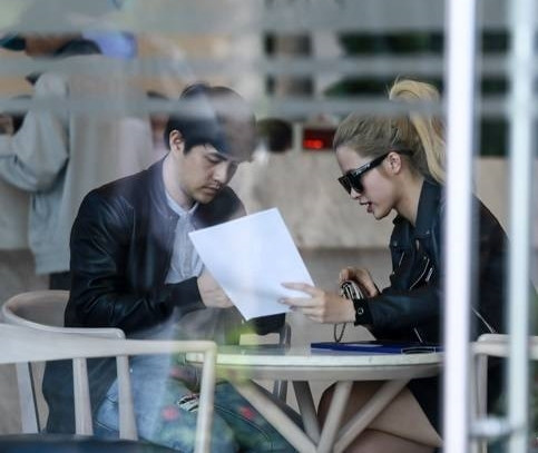 Đầu tháng 11/2015, có nguồn tin cho rằng Đông Nhi và Ông Cao Thắng từng bị bắt gặp sánh đôi bên nhau để đi xem nhà.