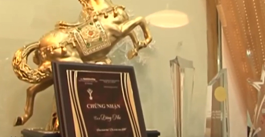 Trong phòng có một góc riêng trưng bày nhiều giải thưởng của ca sĩ Đông Nhi.