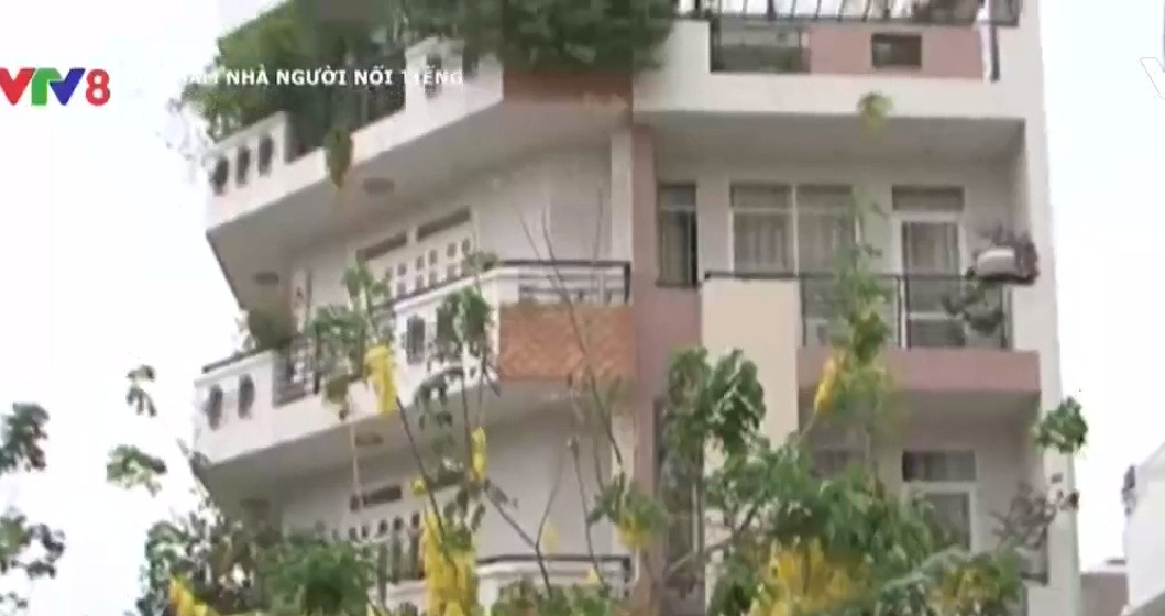 Đông Nhi sống cùng cha mẹ trong một ngôi nhà khang trang tại quận 7 (TP HCM).