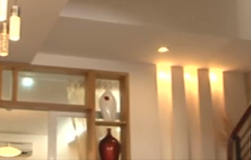 Căn nhà rộng rãi, sử dụng sắc vàng kem tươi tắn chủ đạo.