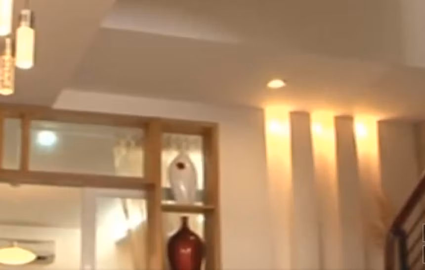 Căn nhà rộng rãi, sử dụng sắc vàng kem tươi tắn chủ đạo.