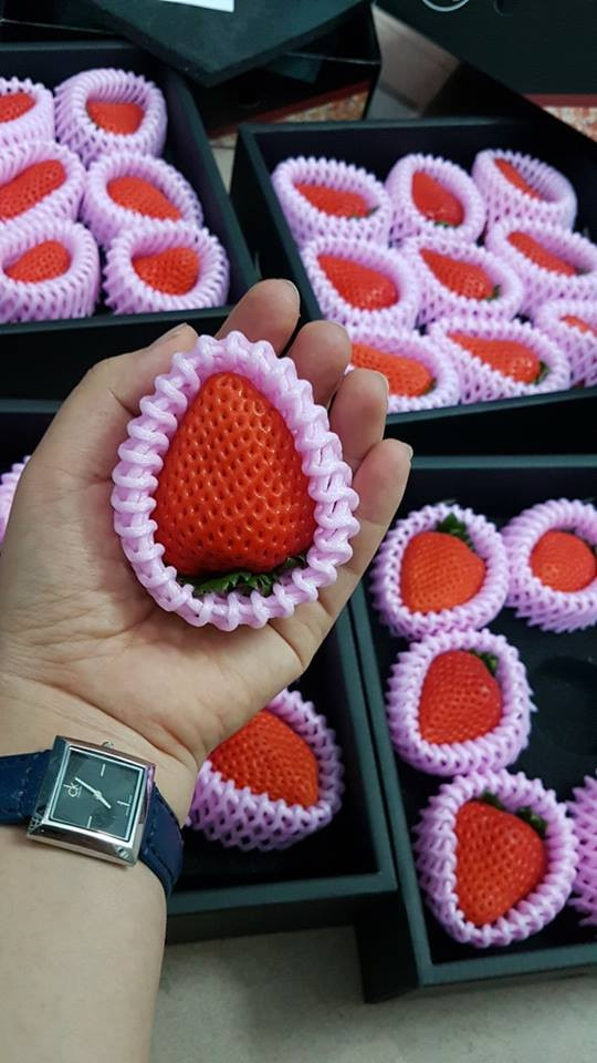 Dâu okimi thường được đóng gói đẹp mắt, giá bán từ 1 - 1,4 triệu đồng/hộp (700g). Ảnh: Facebook.