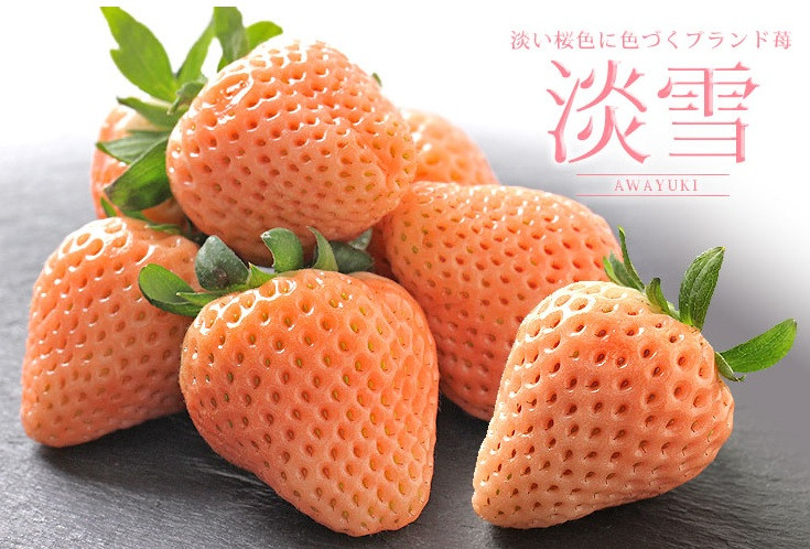 Loại dâu đến từ Nhật mang màu hồng đào hoặc pha chút cam lạ mắt. Ảnh: Vinfruits.