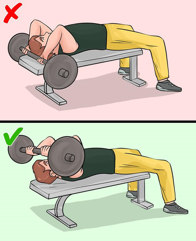 Nâng tạ cho cơ tay sau: Đây là bài tập rèn luyện sức mạnh kích thích toàn bộ nhóm cơ tam đầu ở cánh tay trên. Sai lầm phổ biến của nhiều người là để khuỷu tay cách xa nhau, khiến cơ tam đầu không được kích hoạt đúng cách. Ngoài ra, bạn không nên cong lưng quá nhiều khi thực hiện. Cố gắng duy trì đường cong tự nhiên ở thắt lưng để không gây áp lực lên vai