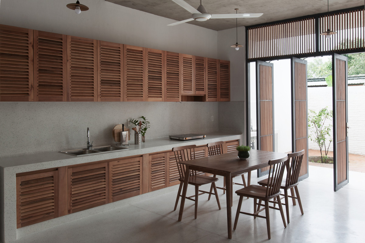 Không gian phòng bếp với nội thất gỗ chủ đạo.