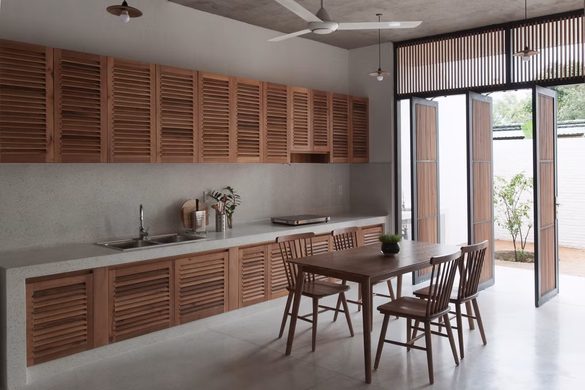 Không gian phòng bếp với nội thất gỗ chủ đạo.
