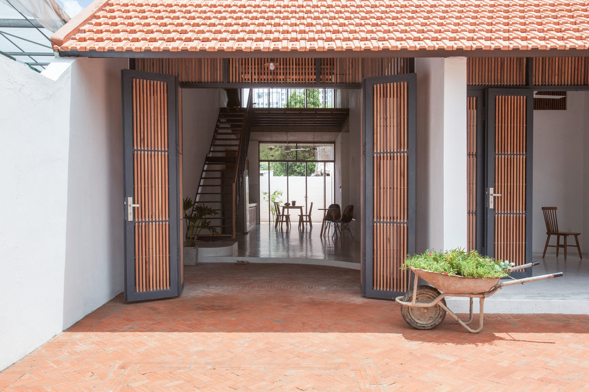 Thông qua kiến trúc nhà mái dốc, ánh sáng và gió có thể lưu thông qua điểm cao nhất của mái nhà.