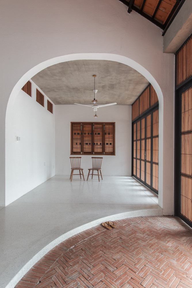 Hệ thống cửa sập giúp thông gió xuyên suốt ngôi nhà.