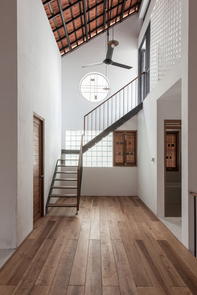 Những khoảng trống cho nắng, gió len lỏi khắp nhà.