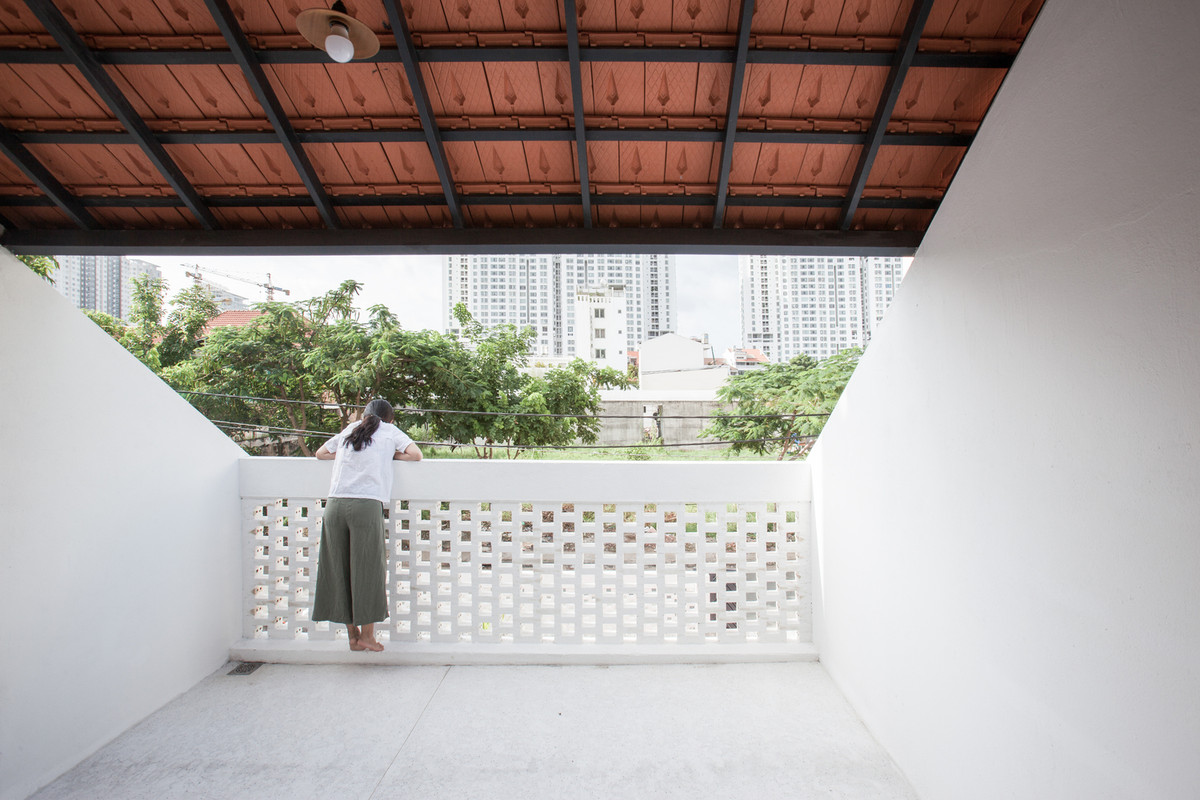 Phần cuối mái nhà có thể tạo ra hình ảnh màn nước rơi, được sử dụng để tưới vườn.