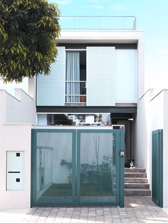 Nhà 2 tầng vuông vức, thiết kế 4 phòng ngủ cho gia đình 5 thành viên. Ảnh: Kientrucboba.