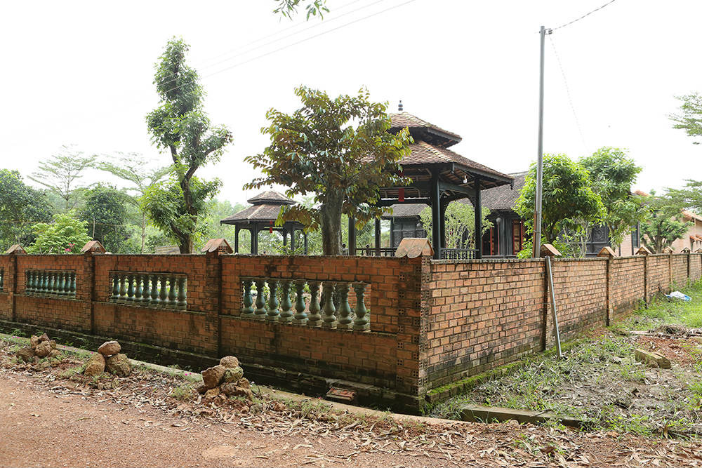 Vì yêu thích phong cách kiến trúc cổ xưa này mà nam diễn viên hài Hoàng Mập đã thuê những người thợ ở miền Bắc vào gia công, lắp đặt và trang trí cho giống. Ảnh: Dân Việt.