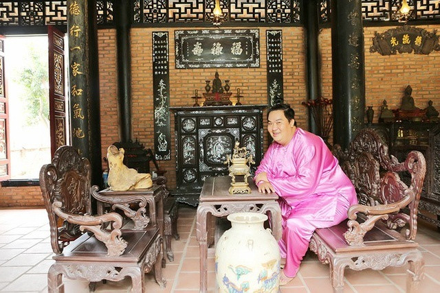 Phòng khách được diễn viên Hoàng Mập cho sắp đặt ba bộ bàn ghế để thoải mái chỗ ngồi. Ảnh: Giadinhnet.