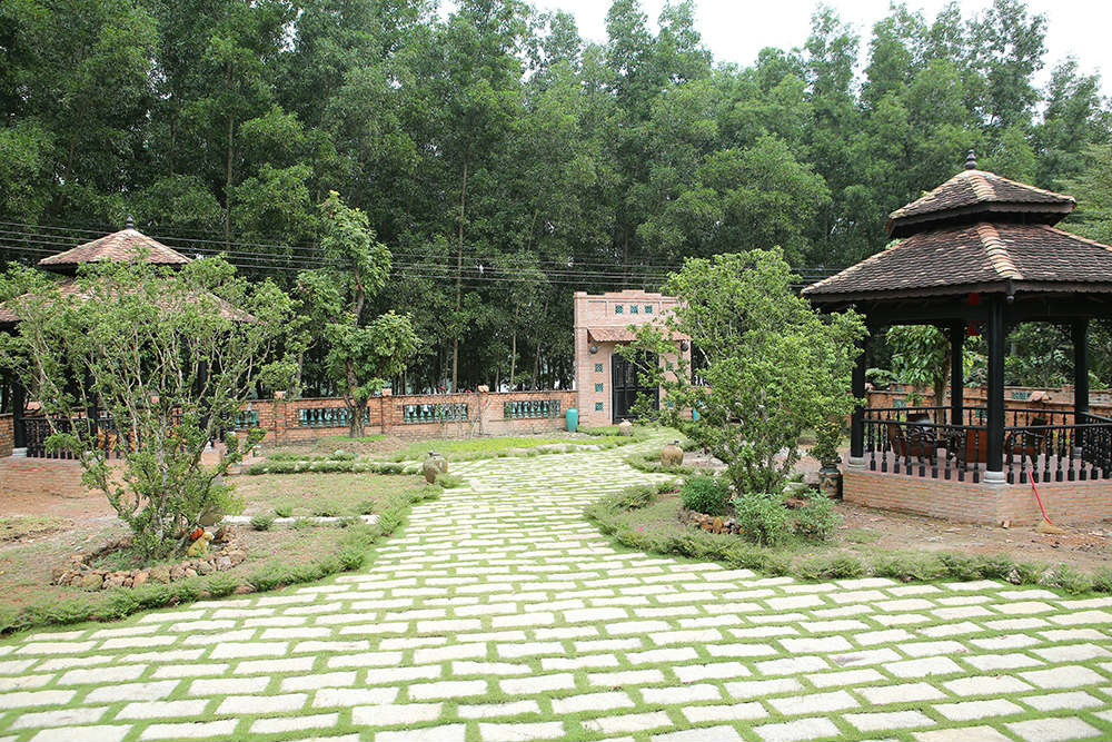 Xung quanh nhà là khu vườn rộng rãi, trồng nhiều cây cảnh và cây ăn trái. Ảnh: Dân Việt.