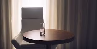 Cốc thủy tinh trong khách sạn, nhà nghỉ tưởng sạch mà cực bẩn. Lý do là nhân viên nhà nghỉ sẽ không có thời gian rửa nó kỹ càng mà họ sẽ chỉ tráng qua loa, thậm chí dùng khăn bẩn để lau.