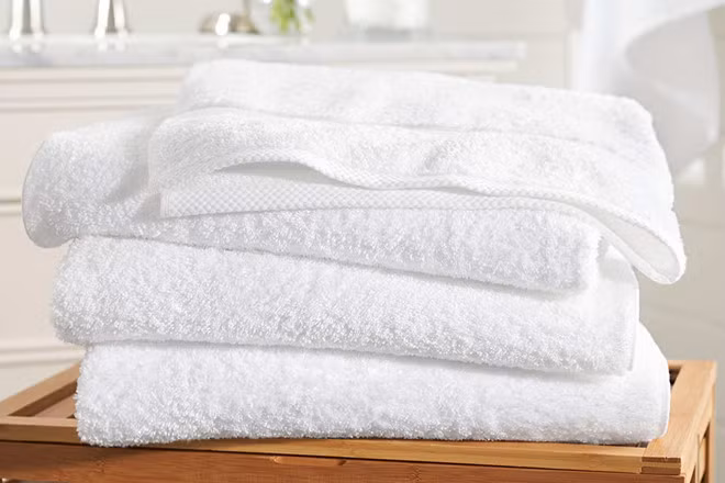 Do khối lượng khăn không đủ cung cấp cho số lượng khách lưu trú nên nhiều khách sạn chỉ phơi hoặc dùng lại khăn cũ mà không qua xử lý.