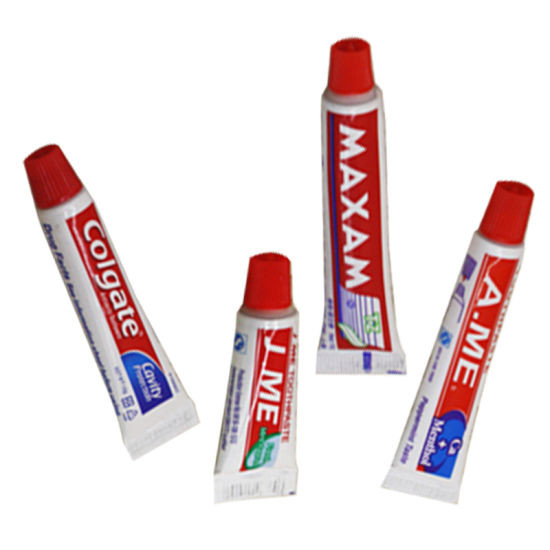 Kem đánh răng được sử dụng trong các nhà nghỉ, khách sạn đều là những thứ nếu không phải được bán rộng rãi tại các chợ đầu mối thì cũng là từ mối cung cấp của các công ty chuyên sản xuất hàng loạt không nhãn mác.