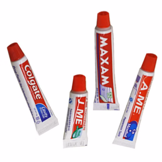 Kem đánh răng được sử dụng trong các nhà nghỉ, khách sạn đều là những thứ nếu không phải được bán rộng rãi tại các chợ đầu mối thì cũng là từ mối cung cấp của các công ty chuyên sản xuất hàng loạt không nhãn mác.