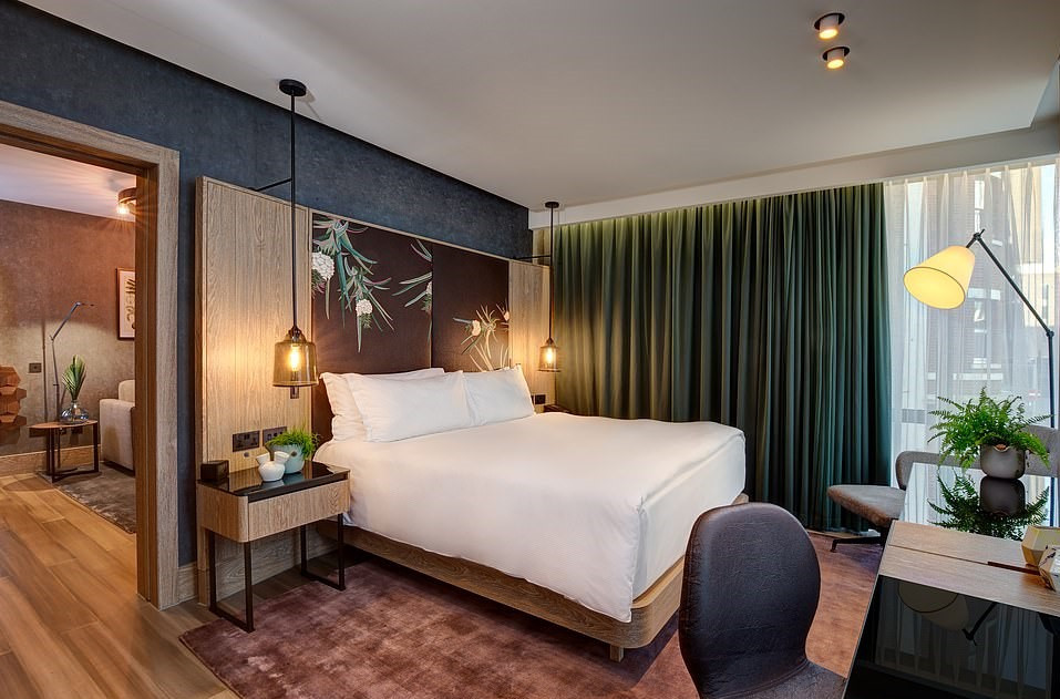 Vì vậy, ngay khi check in phòng, bạn nên dạo một vòng quan sát thật kỹ. Nếu có phát hiện lạ nào thì báo ngay với phục vụ để họ dọn dẹp hoặc thay phòng khác khi không vừa ý.