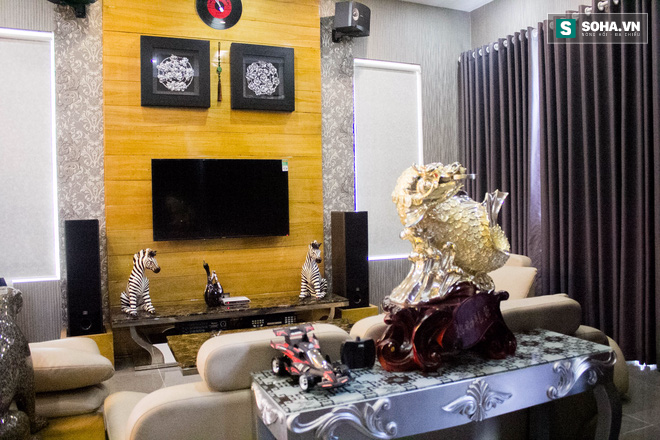 Những năm thập niên 90 – giai đoạn hoàng kim của cải lương, nghệ sĩ Kim Tử Long là gương mặt phủ sóng trên nhiều sân khấu từ Bắc đến Nam qua rất nhiều vở ăn khách: Y Ban và nàng tiên, Người đẹp bến Tiền Châu, Nàng tiên Mẫu Đơn...