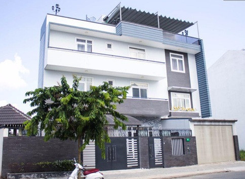 Nghệ sĩ Kim Tử Long tên thật là Hoàng Kim Long, anh sinh năm 1966. Sinh trưởng trong một gia đình không có truyền thống nghệ thuật nhưng ngay từ khi còn ngồi trên ghế nhà trường, anh đã bộc lộ năng khiếu.