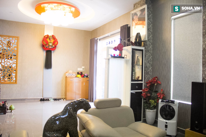 Con đường sự nghiệp may mắn bao nhiêu thì đường tình của Kim Tử Long lại trắc trở bấy nhiêu. Sau hai lần đổ vỡ, NSƯT đang có cuộc sống khá thoải mái về vật chất lẫn tinh thần bên người vợ trẻ và con trai kháu khỉnh.