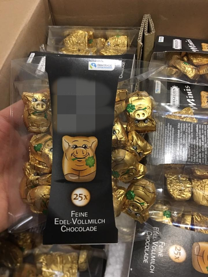 Trong đó, phần lớn là hàng xách tay từ nước ngoài về. Ảnh: FB Shop Me Tom.