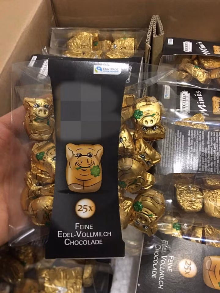 Trong đó, phần lớn là hàng xách tay từ nước ngoài về. Ảnh: FB Shop Me Tom.