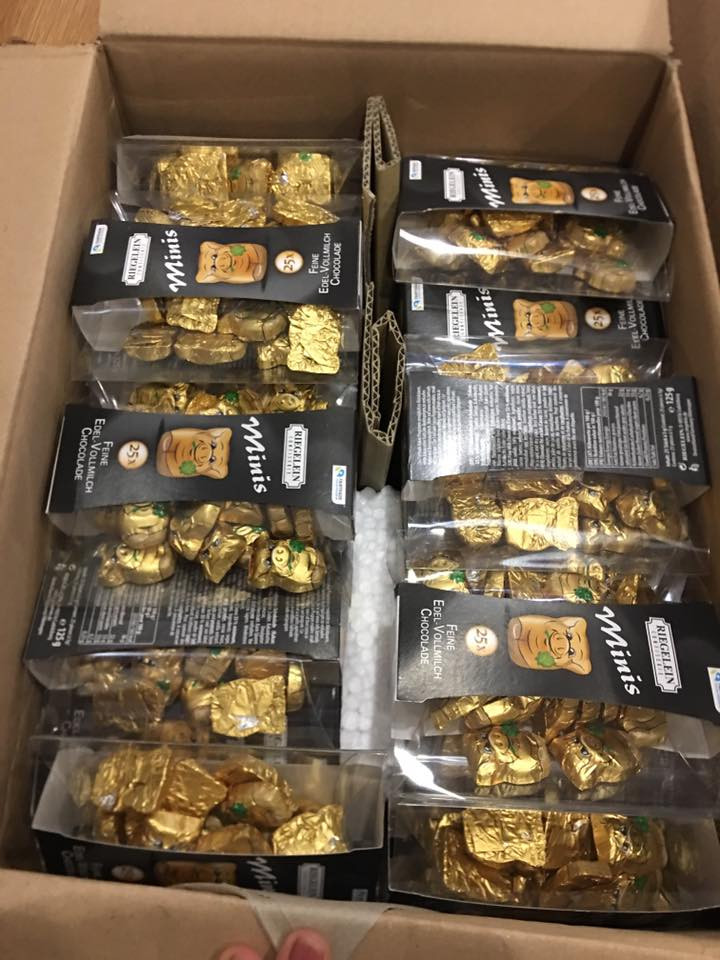 Kẹo socola hình heo vàng ngậm cỏ 4 lá may mắn có giá 150.000 đồng/hộp (125g). Ảnh: FB Shop Me Tom.