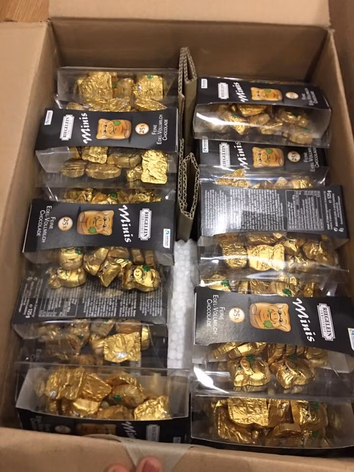 Kẹo socola hình heo vàng ngậm cỏ 4 lá may mắn có giá 150.000 đồng/hộp (125g). Ảnh: FB Shop Me Tom.