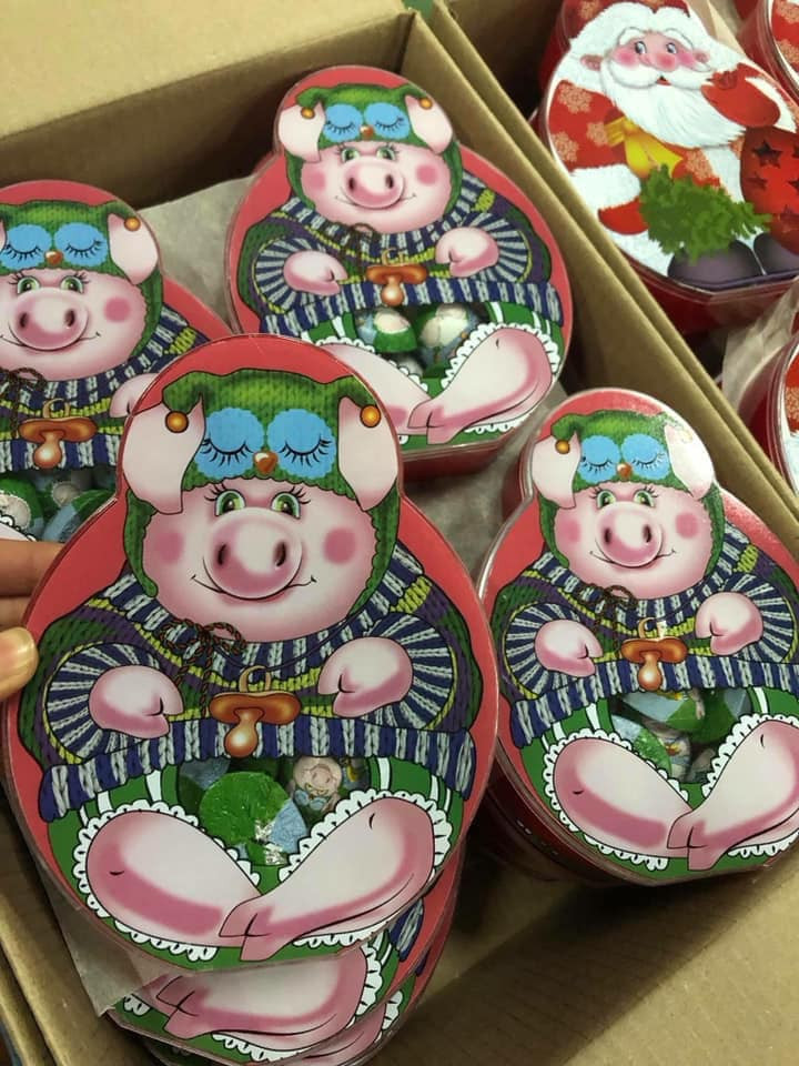 Hộp kẹo con heo ngộ nghĩnh có giá bán 145.000 đồng/hộp. Bên trong có 19 viên kẹo socola và 1 đồ chơi cho trẻ em. Ảnh: FB Nhài Nguyễn.