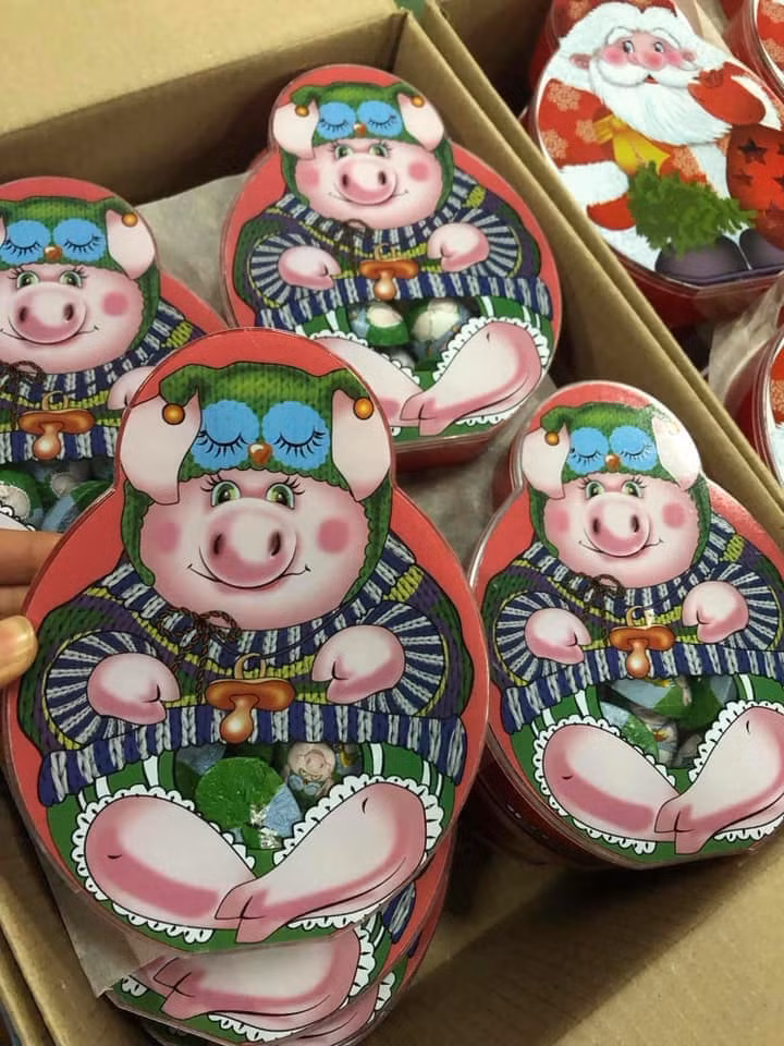 Hộp kẹo con heo ngộ nghĩnh có giá bán 145.000 đồng/hộp. Bên trong có 19 viên kẹo socola và 1 đồ chơi cho trẻ em. Ảnh: FB Nhài Nguyễn.