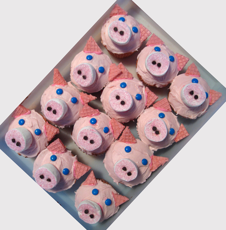 Những chiếc kẹo socola hình heo được rao bán nhiều trên chợ mạng. Ảnh: Vayzo.