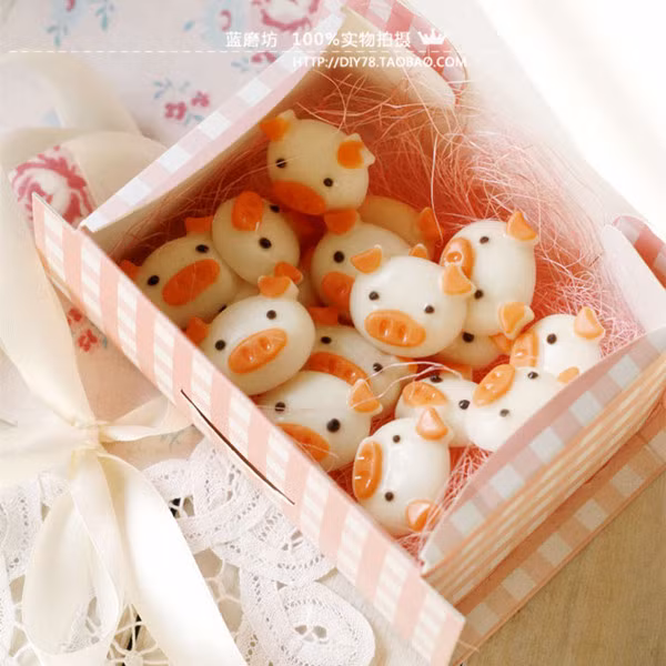 Không chỉ có cây cảnh, hoa quả khắc hình heo, thị trường Tết Nguyên đán năm nay còn sôi động với sự xuất hiện của loạt kẹo hình heo độc đáo. Ảnh: Facebook.