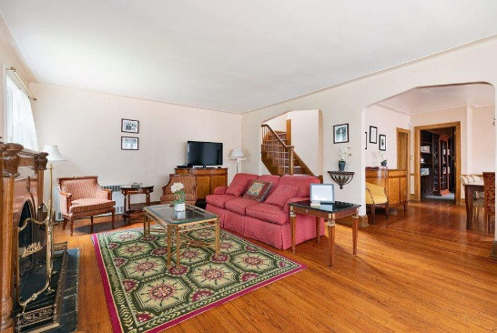 Phòng khách thoáng rộng, có lò sưởi.