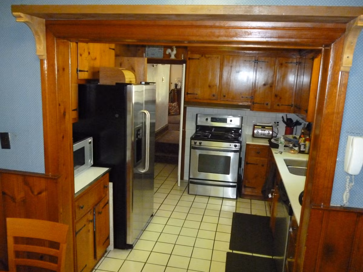 Phòng bếp bên trong ngôi nhà thời thơ ấu của ông Donald Trump.