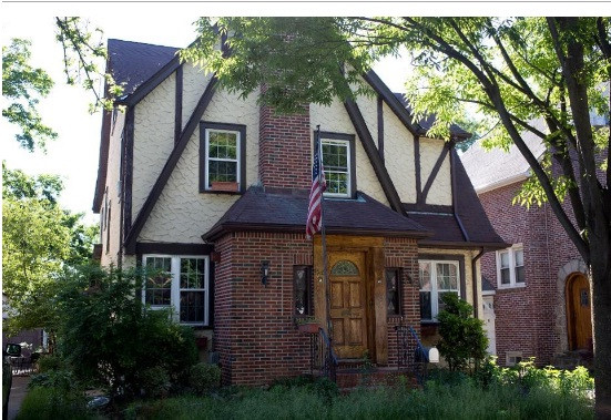 Đó là một ngôi nhà 2 tầng theo phong cách Tudor, từng được bán với giá 2,14 triệu USD vào cuối tháng 3/2017.