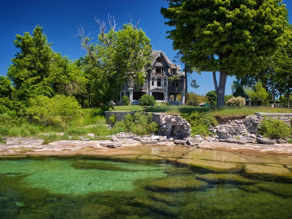 Hiện, biệt thự đảo Carleton được rao bán với giá 495.000 USD, nhưng chủ nhân mới sẽ phải chi trả số tiền nhiều hơn để cải tạo.