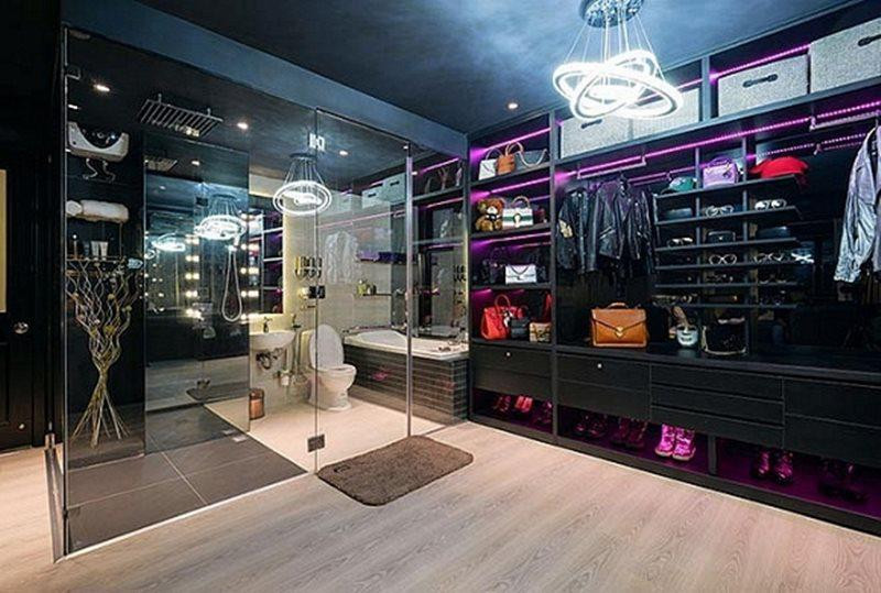 Đặc biệt, dù là con trai nhưng anh chàng vẫn dành riêng 1 góc cho các món đồ thời trang của mình.