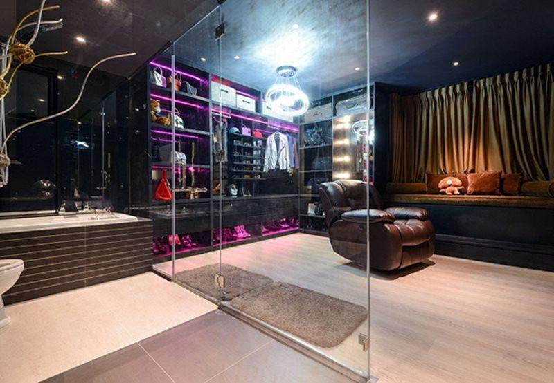 Căn phòng ngủ được thiết kế với gam màu tím đây cũng đúng như sở thích của nam nhạc sĩ.