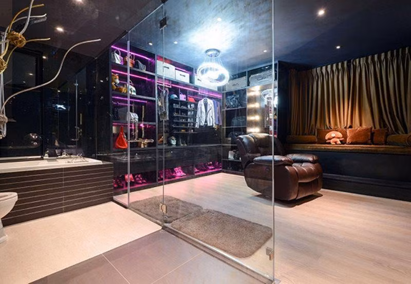 Căn phòng ngủ được thiết kế với gam màu tím đây cũng đúng như sở thích của nam nhạc sĩ.