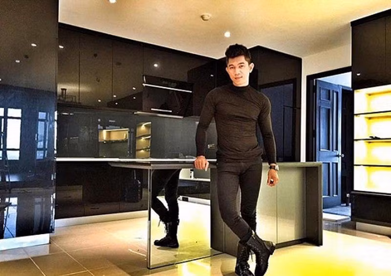 Không gian bếp và với những góc nhà vô cùng bắt mắt. Hiện tại, anh ưa chuộng màu tím vì sự sạch sẽ và ấm cúng lại tương đồng với các đồ nội thất màu đen.