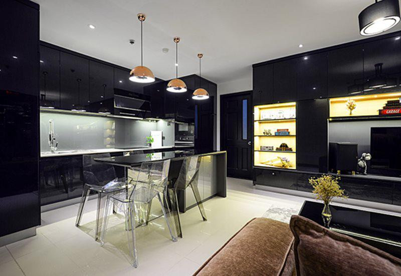 Sau 4 tháng cải tạo theo sở thích cá nhân, căn hộ 2 phòng ngủ và có 1 phòng thu lớn của Lương Bằng Quang được trang trí đầy đủ các thiết bị hiện đại, đạt chuẩn công nghệ thông minh.