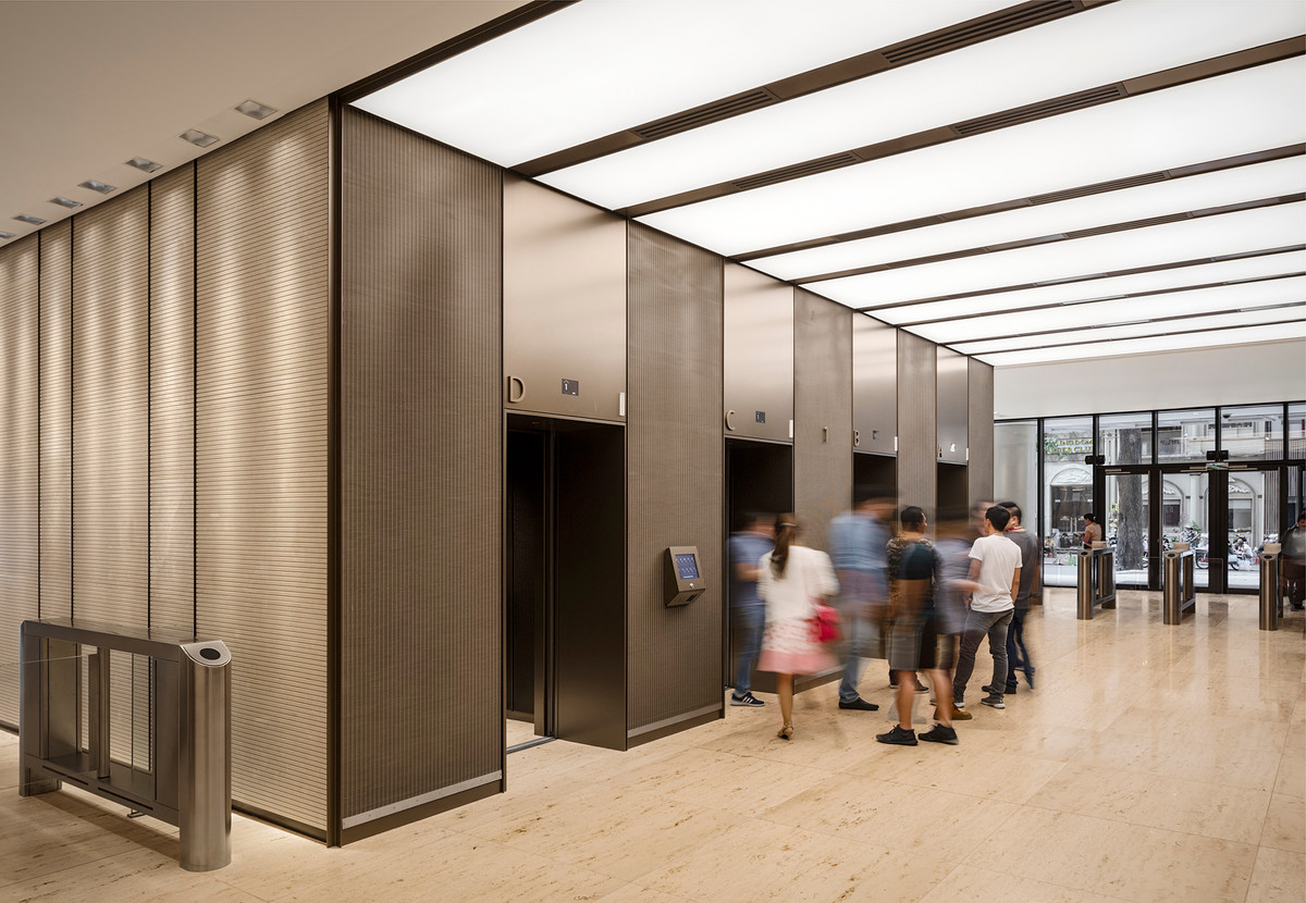 Sảnh thang máy trung tâm được phân cách với các văn phòng bằng hai hệ cửa kính vì thế ánh sáng tự nhiên có thể chiếu sáng khu vực này.
