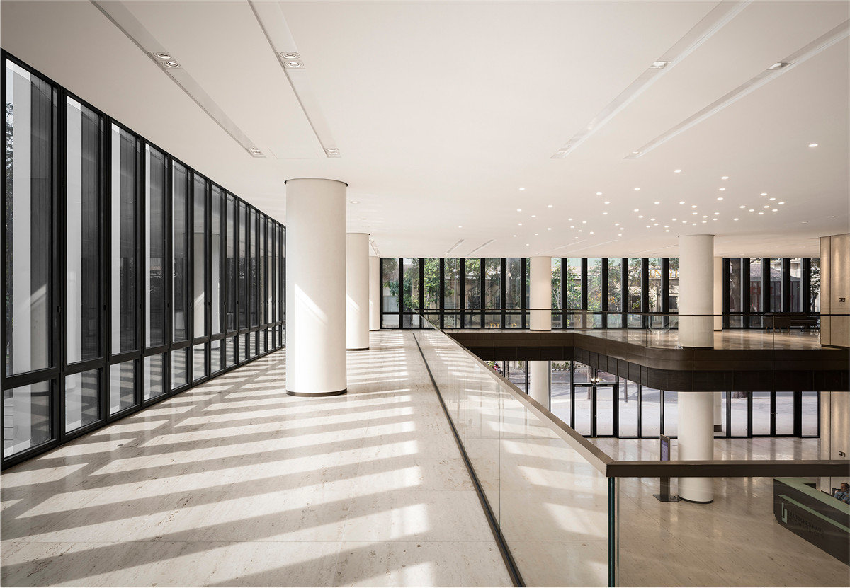 Văn phòng được bố trí xung quanh một sảnh trung tâm, nơi có các chức năng bổ trợ và các khu vực lối vào.