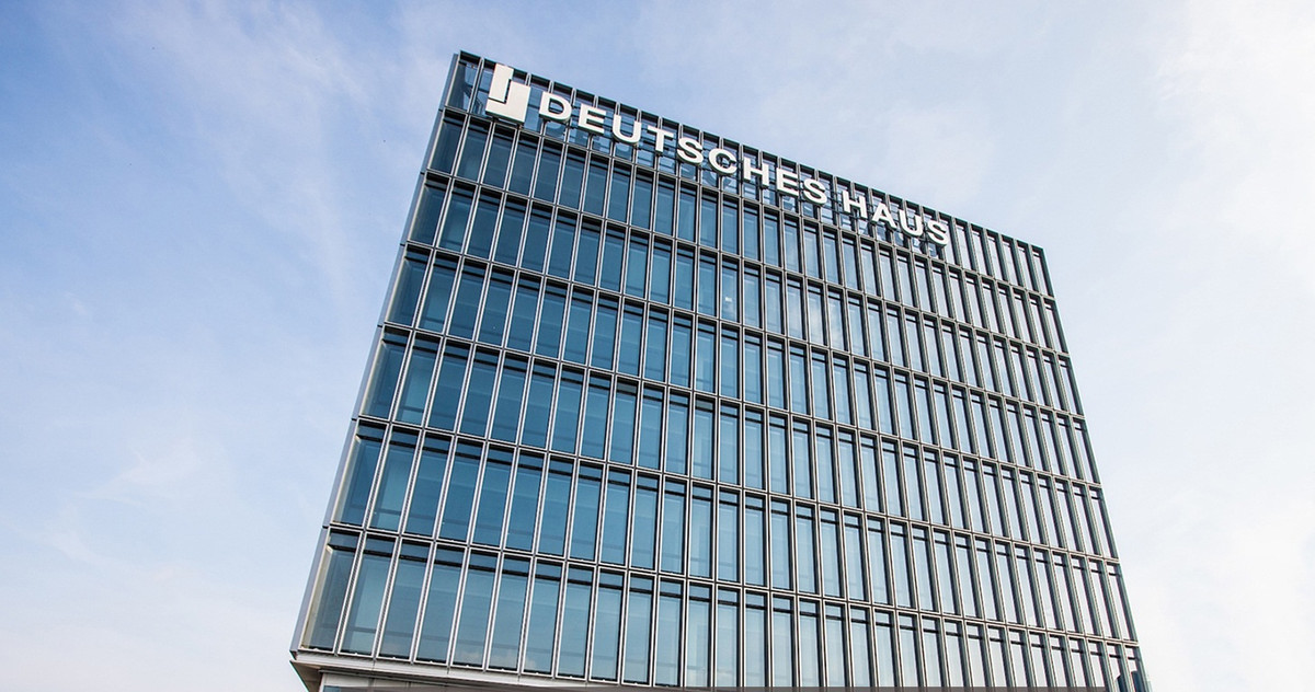 Đây là cao ốc văn phòng cao cấp tiên phong về sáng tạo và tiết kiệm năng lượng, tọa lạc ngay trung tâm thành phố tại vị trí chiến lược ở góc đường Lê Duẩn – Lê Văn Hưu (quận 1, TP HCM).