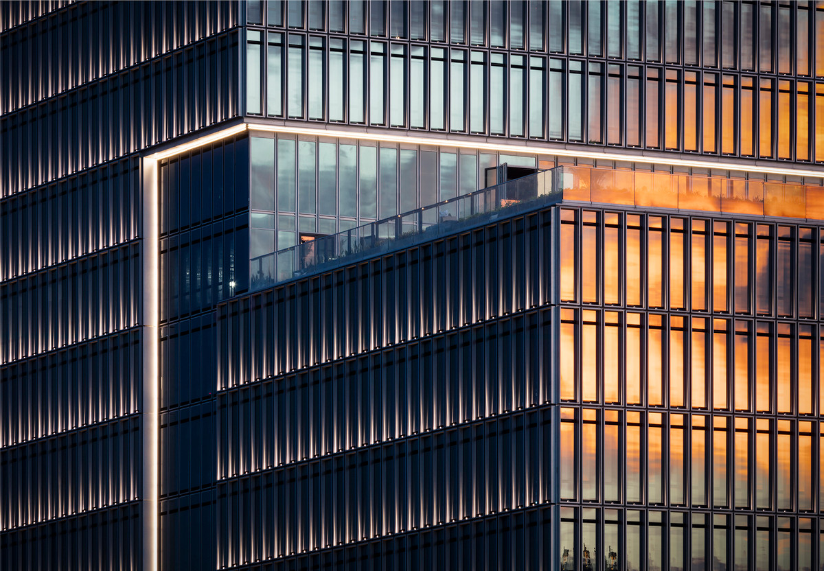 Thêm nữa, mặt dựng hai lớp của công trình nhấn mạnh yếu tố tiết kiệm năng lượng của tòa nhà trong điều kiện khí hậu Việt Nam.